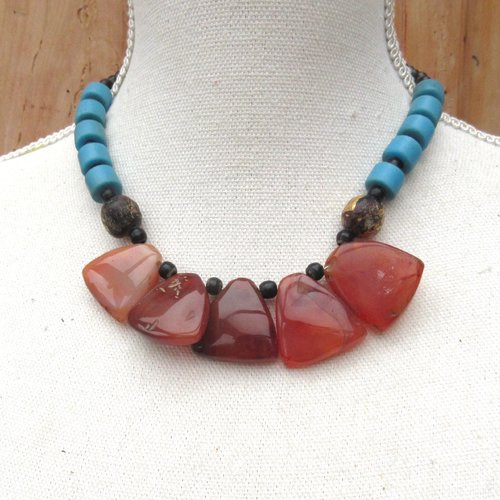 Ambiance tribale amérindienne pour ce collier réalisé à partir de grosses perles de cornaline ancienne...: "des silences "