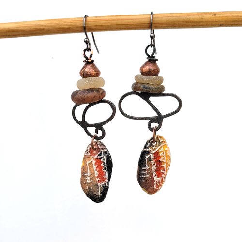 Boucles d'oreille asymétriques amérindiennes avec céramiques artisanales pétroglyphes...: "errance en mémoires indiennes "