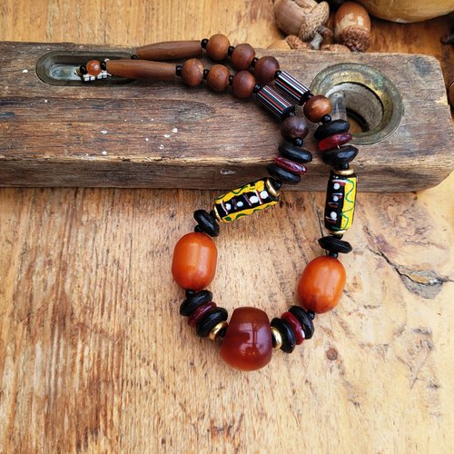 Un collier tribal ethnique avec perles vénitiennes de murano millefiori, ambre ... : "terres naturelles"