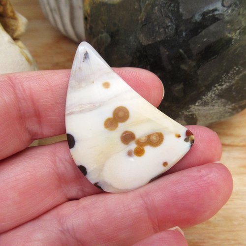 Magnifique cabochon forme libre de designer pour la confection de bijoux : agate polka dot 43 x 30 mm