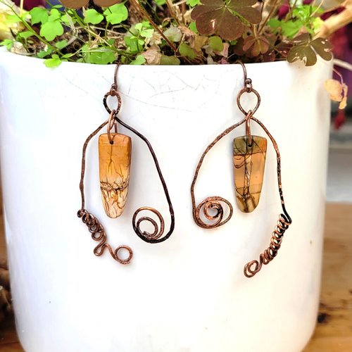 Des boucles d'oreille aériennes, un peu baroques avec ces structures artisanales en bronze : "notes de passion !!!!! "