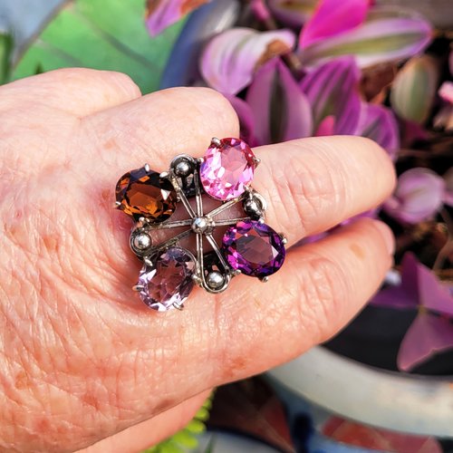 Côté vintage : une bague multi-pierres en argent massif 925 avec 4 cabochons de différentes couleurs en cristal de quartz...