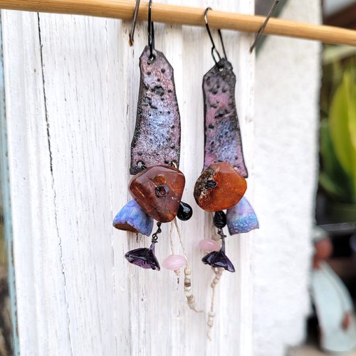 Des boucles d'oreille romantiques avec émail, porcelaine, ambre, lampworks  : "eveil"