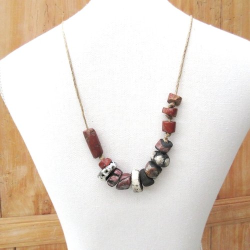 Un collier de caractère bohème, tribal avec perles-tubes bauxite anciennes .. : "puissance expressive"