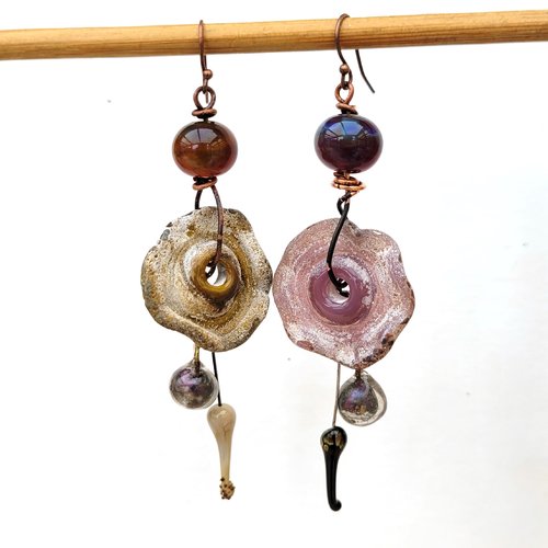 Des boucles d'oreille baroques , chics, asymétriques et citadines avec perles lampworks artisanales : "caresses de fleurs " ....