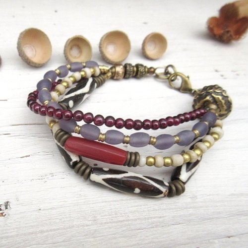 Un bracelet gipsy boho 4 rangs avec pierre fine et os batik : "une histoire mauve"