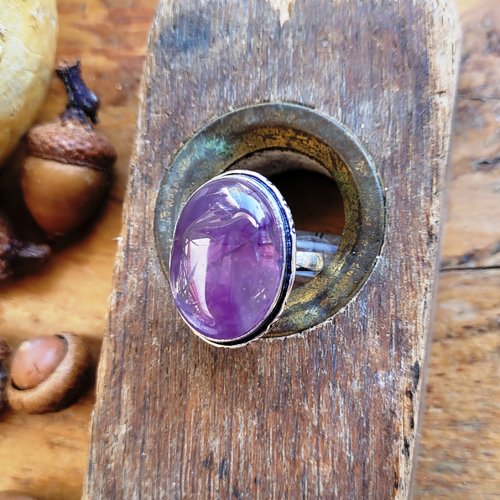 Une bague ajustable en argent 925 avec splendide cabochon améthyste pour le côté vintage ...