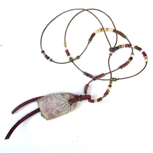 Secret poétique: un collier pour un sourire dans les yeux avec cette superbe céramique primitive