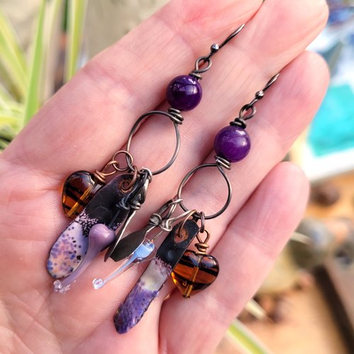 Des boucles d'oreille de style créoles et ethniques, petits talismans zen ....: "danser avec les effluves"