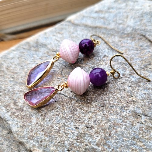 Boucles d'oreille boho chics avec perles améthyste, papier et breloque vitrail pour dames raffinées: "exquises délicatesses
