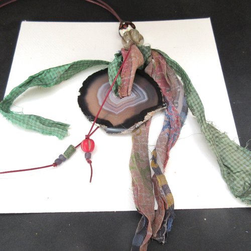 Un long collier hippie avec tranche d'agate druzy, soies, cristal... : "virgules des sens"