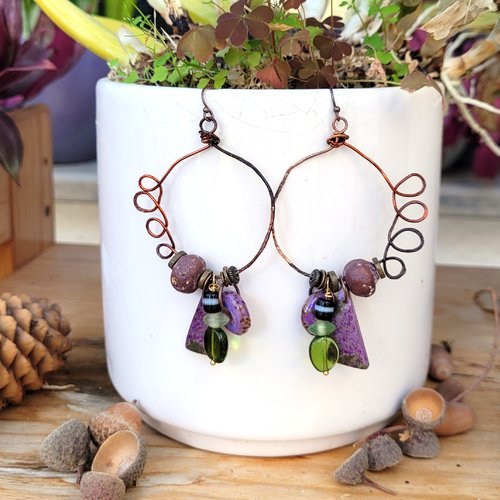 Des boucles d'oreille de style créoles et ethniques, petits talismans zen ....:"les fragrances de mai"