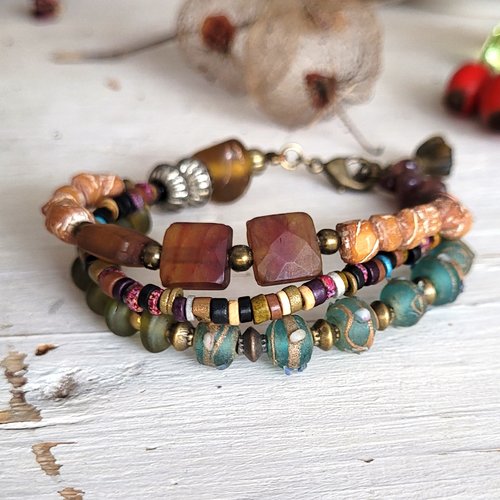 Un bracelet unisexe 3 rangs, shabby chic bohème avec perles en verre du népal ... : "affinité artistique" !!!!!