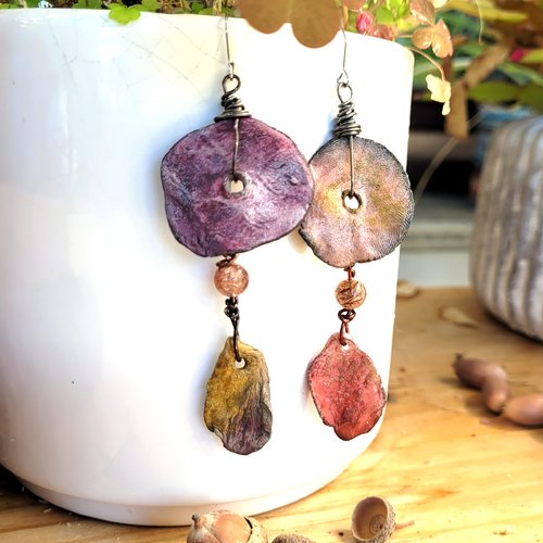 Boucles d'oreille éclectiques asymétriques avec porcelaines artisanales, quartz rutile : "chemin aux epices"