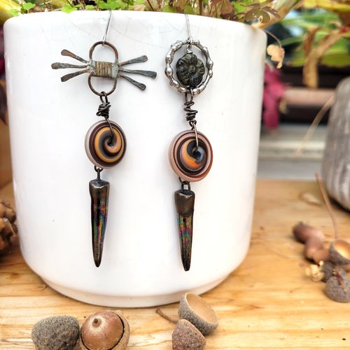 Des boucles d' oreille asymétriques réalisées à partir de superbes céramiques de petra: "la douce saison"