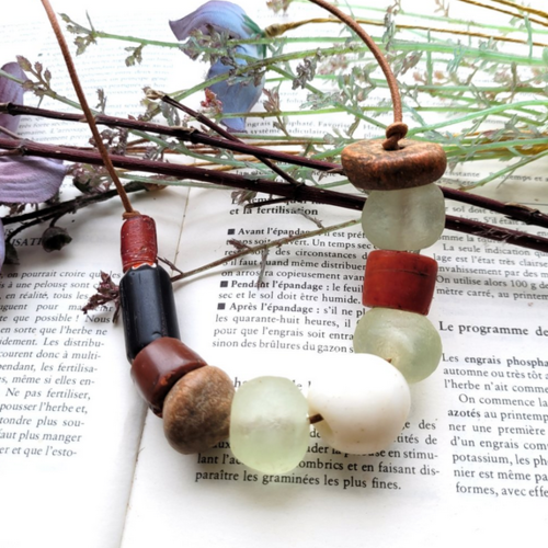 Lot anciennes perles verre jumbo de dakar ,cornaline , perle chevrons, pigeon dutch dogon, granit mali...