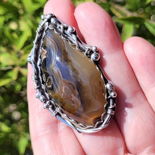 Une bague argent massif 925 avec un superbe cabochon coyamito agate du brésil  .... pour le côté vintage !!!!
