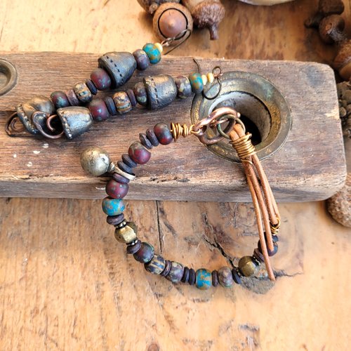 Echos d'ailleurs : parure boucles et bracelet, comme des incantations venues en droite ligne du désert .