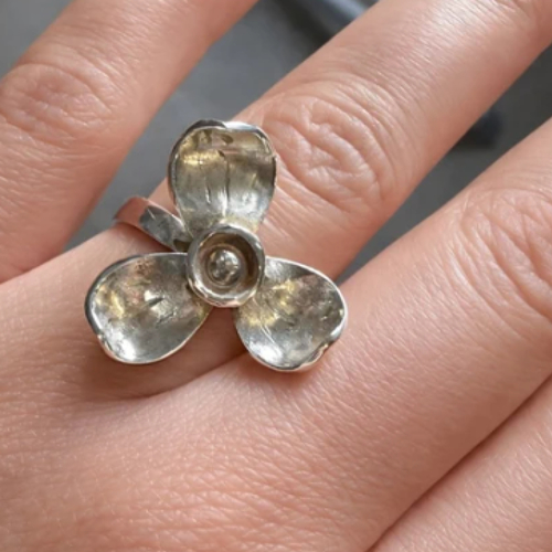 Côté vintage : une bague artisanale en argent massif 925  avec des fleurs stylisées de muguet épanoui ...