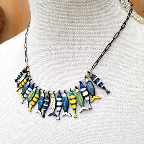 Un collier vintage lol avec breloques poissons en émail.. : "la petite tribu sardines"