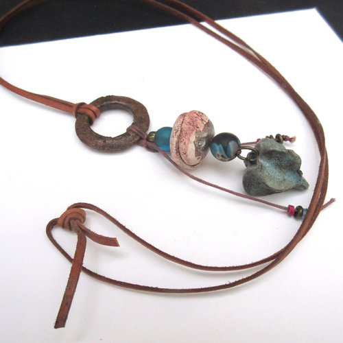 Collier nature petit talisman porte bonheur des temps anciens- modernes avec céramique artisanale dragon : "etrange messager"