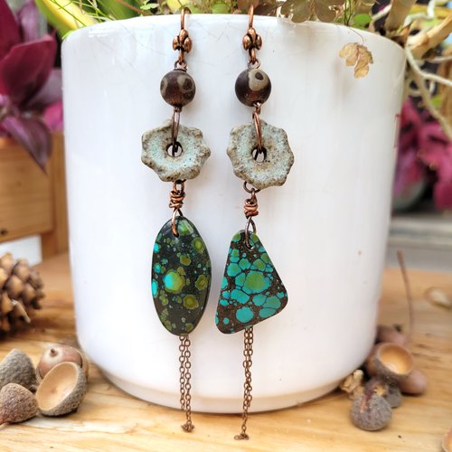 Charmantes boucles d'oreille rustique et primitives, asymétriques avec cabochons turquoise hubei : "douceur de l'instant