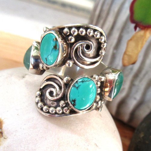 Une bague ajustable en argent massif 925 avec 4 superbes cabochons en turquoise , pour le côté vintage