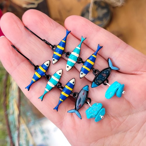 Des boucles d'oreille boho chics avec breloques émail artisanal poissons : "comme des sardines dans l'eau"