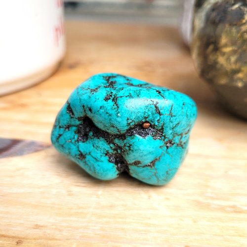 Une incroyable pierre turquoise brute extraite de la terre : 50 mm x 35 mm x 33 mm