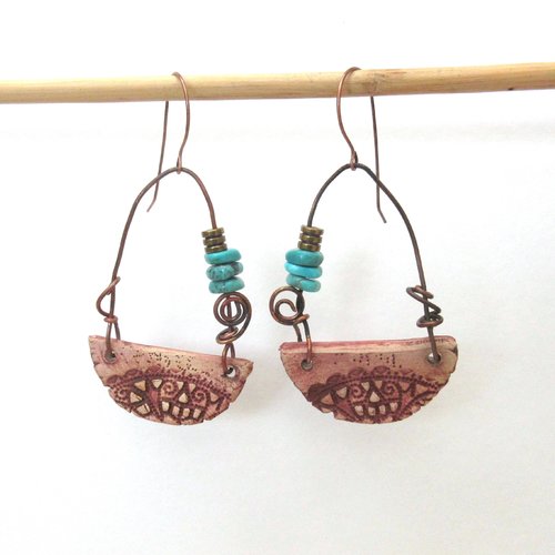 Des boucles d'oreille tribales boho chics avec céramique artisanale .... : "la main du temps"