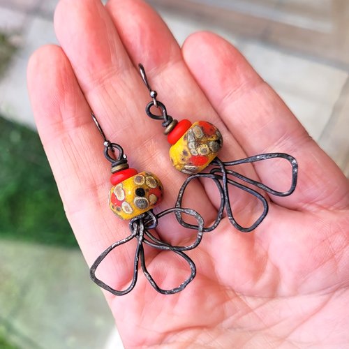 Des breloques trèfles en fer recuit pour ces boucles d'oreille spectaculaires avec perles lampworks d'artisan: "fragments de rêves"