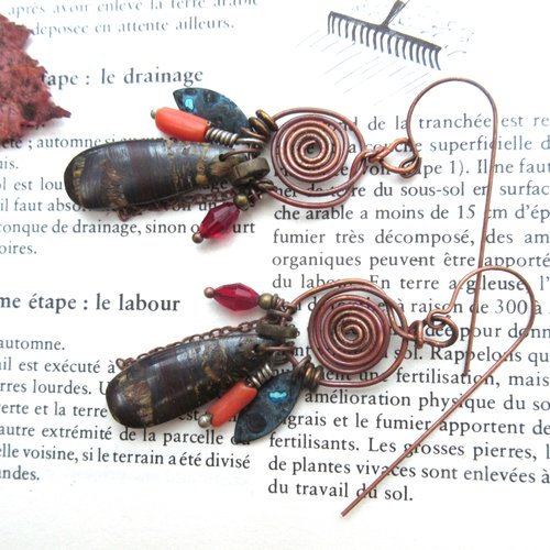 Echos d'histoires ..... pour ces boucles d'oreille particulières, chics, citadines avec cabochon "oeil de tigre" de toute beauté !!!