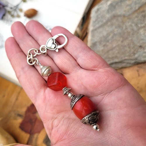 Un pendentif ethnique ... ou un bijou de sac singulier ? à vous de choisir : "ecoute les couleurs"