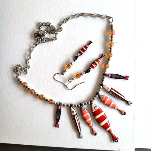 Une parure citadine boucle d'oreille et collier avec breloques poissons en émail, perles verre swarovski ... : "la famille sardines"