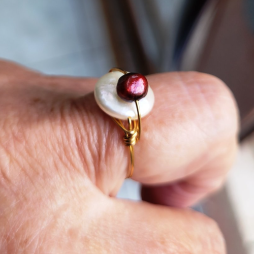 Sublime bague minimaliste de créateur nouveau design avec perle de culture blanche et une pépite de couleur cerise, fil or !!