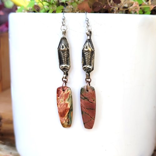 Des boucles d'oreille avec breloques berbère du maroc , perles cabochons jaspe picasso... :  "aguicheuses .. !!!!"