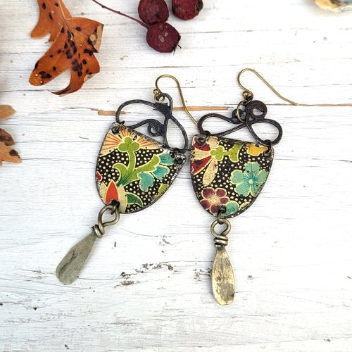 Des boucles d’oreille  boho style rétro avec breloques métal récupération, perles laiton berbères : "poésie printanière"