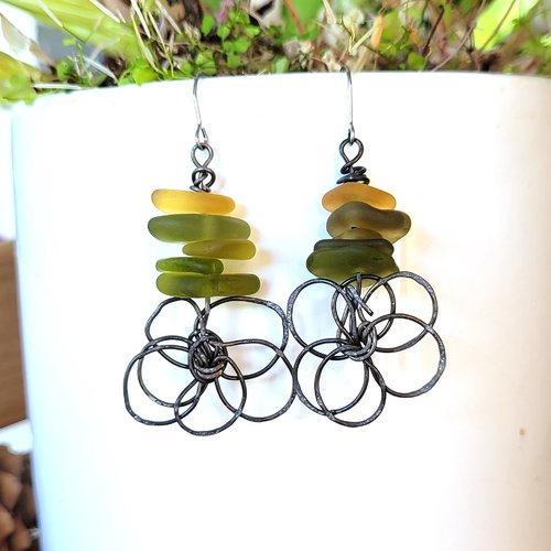 Des breloques fleurs en fer recuit pour ces boucles d'oreille spectaculaires avec galets en verre de la mer: "fragments de rêves"