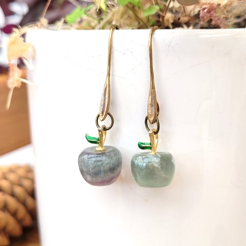 Boucles d'oreille minimalistes avec pomme en pierre fluorite ... !!!!! : un petit prix romantique  ...