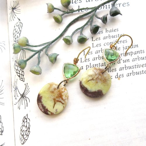 Des boucles d'oreille romantiques, chics, citadines ... avec cabochon en maligano vert !!! : "romance d'artiste"