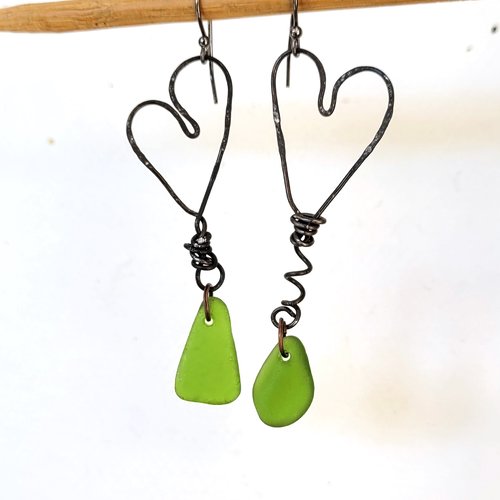 Des boucles d'oreille aériennes; esprit nature romantique avec ces coeurs en fer recuit: "au coeur de la mer"