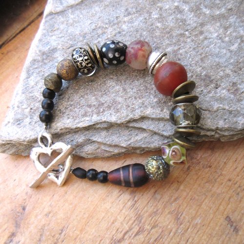 Un superbe bracelet unisexe réalisé à partir de perles de collection "african trade beads".. : "le coeur en voyage"