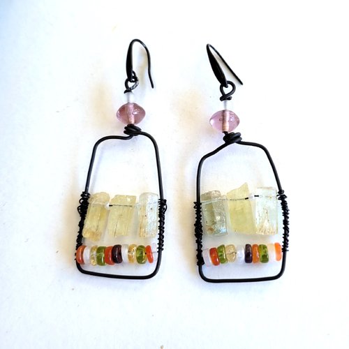 Superbes structures en fer recuit et pierres fines pour ces boucles d'oreille tribales et contemporaines : "temps sauvages" ...
