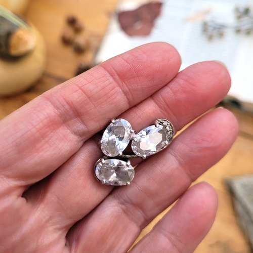 Une bague argent massif 925 , taille 58.5, avec 3 cabochons en cristal de roche  et strass .... pour le côté vintage !!!!