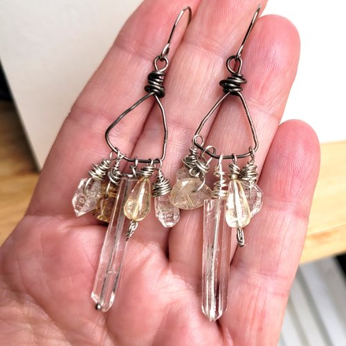 Boucles d'oreille primitives et bucoliques avec pointe quartz clair, herkimer diamant...sur structure fer recuit : "nostalgie des songes"