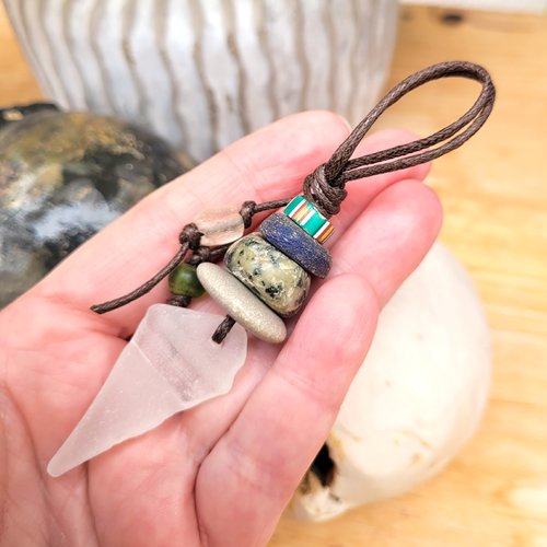Un pendentif, bijou de sac , petit grigri de plage ... à vous de choisir ....