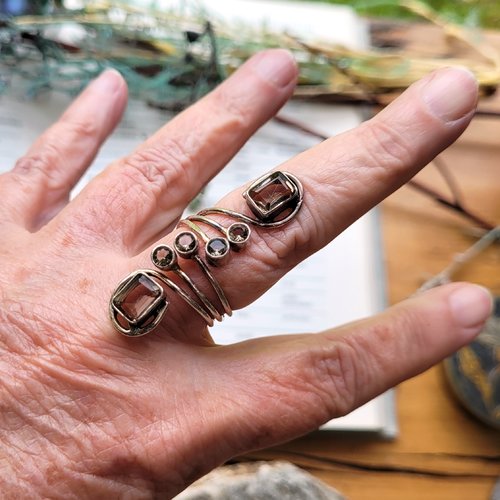Du côté vintage : une bague ajustable multi-pierres en argent massif 925, taille ajustable avec 6 cabochons quartz fumé....  !!!!
