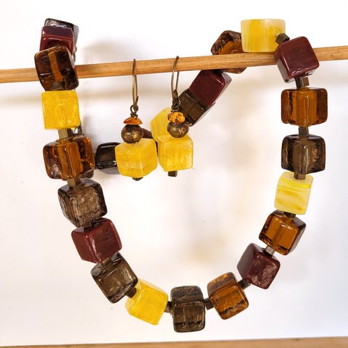 Un collier ras de cou classique , pour elle ou pour lui, avec splendides perles cubes en verre : "dompteuses de séduction"