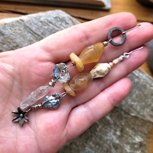 Des boucles d'oreille ethniques, petits talismans zen, perles anciennes quartz.: "humer les fragrances"