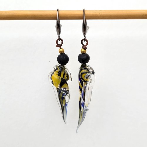 Des boucles d'oreille contemporaines bohèmes , un peu asymétriques, avec headpins artisanales : "rythmes de la vie"....